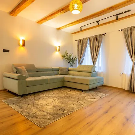 Sun X Mountains - Old Town 布拉索夫