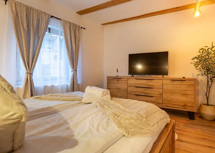Sun X Mountains - Old Town Apartment Brasov